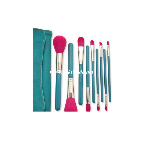 Traveling brush sets